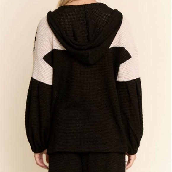 NEW! Davi & Dani Hoodie Oversized Knit Top with Flower Patch & Lace Sz’s L-M-S - Picture 4 of 5